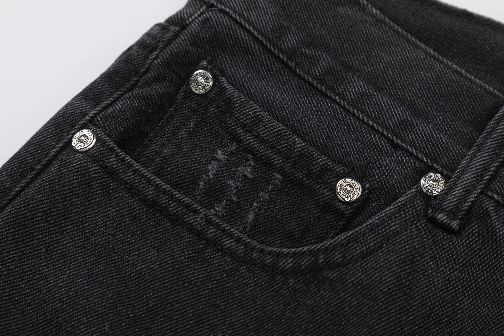 KE925#P180 The only correct leather label version on the market Chrome Hearts CH Cross embroidery distressed jeans Top ceiling quality 100% correct version The correct version is here!  Believe me this must be the best quality you will ever come across! ! Excellent value for money! !  Styles with different washes and textures are very friendly to people with thin legs and thick legs. The straight version is very flattering to the shape of the legs. The moderate length is timeless and easy to match. It is the basis of various styles and a must-have in the wardrobe! ! Add a little stacking to easily control the clean fit trend that has exploded this year. The fabric is stiff but also makes the upper body soft without losing texture. The sides and cuffs of some styles have a bone-wash effect. The vintage flavor pops up all at once. It’s really hard not to love it! ✅Correctly customize the Croxin metal leather label on the back panel. It is not sold directly with the cross on the finished jeans. 1:1 copying strives for excellence and the details are perfectly grasped. ✅The cross leather label is clear and smooth. Exquisite turning top craftsmanship. ✅Buttons, zippers and hardware are all customized versions of the Croxin LOGO. ✅High-cost washing process. Size: 28 30 32 34 36 (5 sizes)